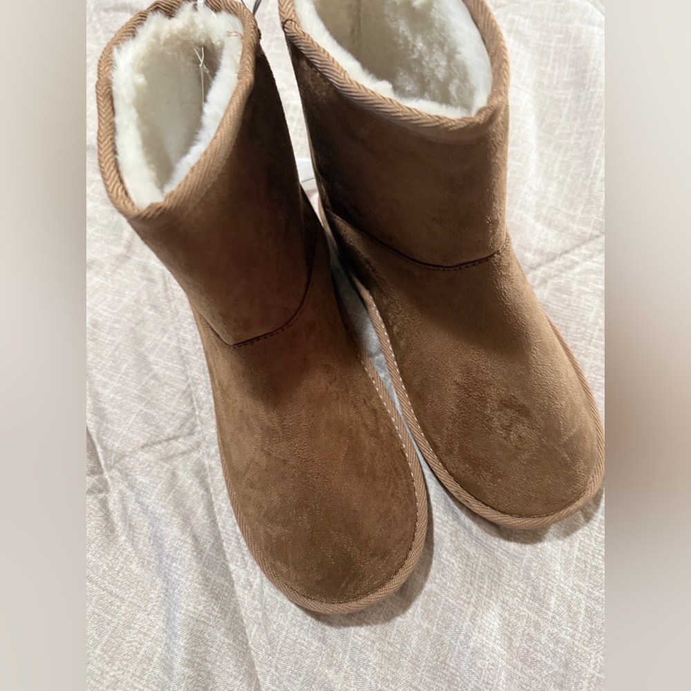 The Children's Place Tan Boots with Cream Lining NWT